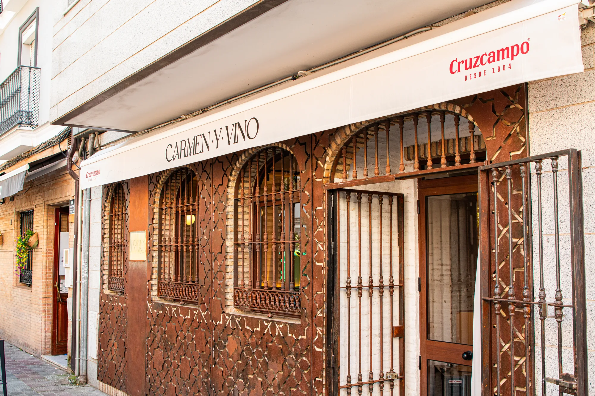 Terraza de Carmen y Vino en Triana