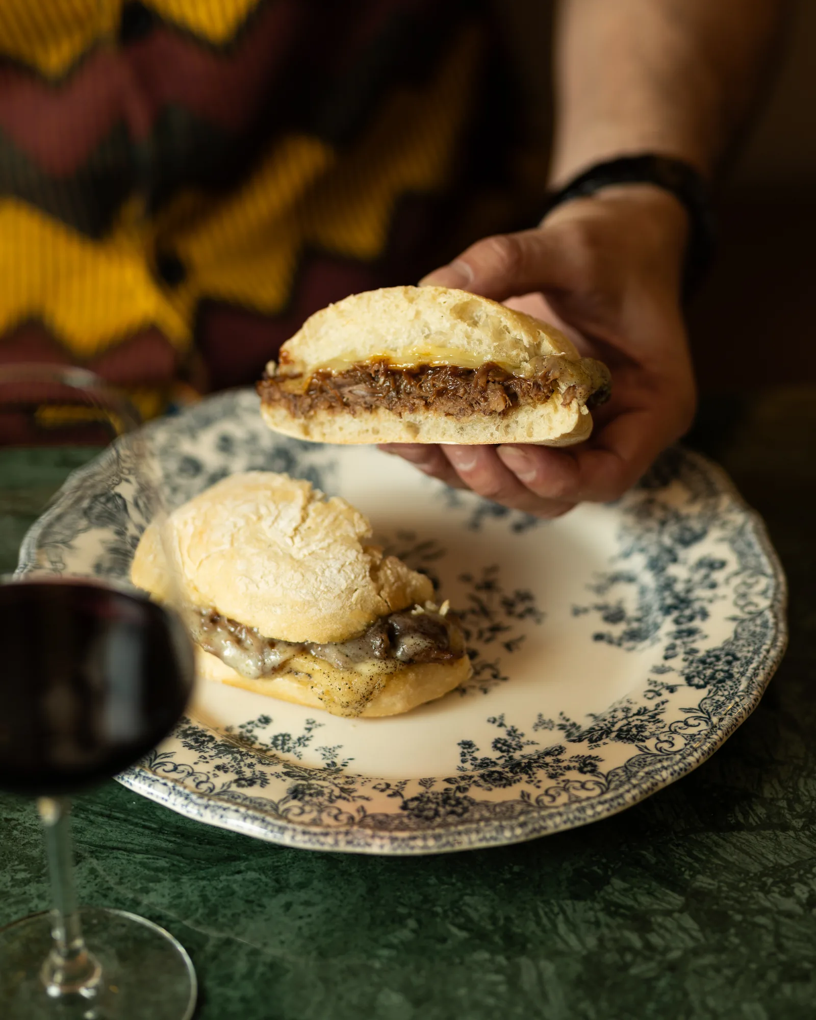 Mollete de carrillada, uno de los platos de Carmen y Vino